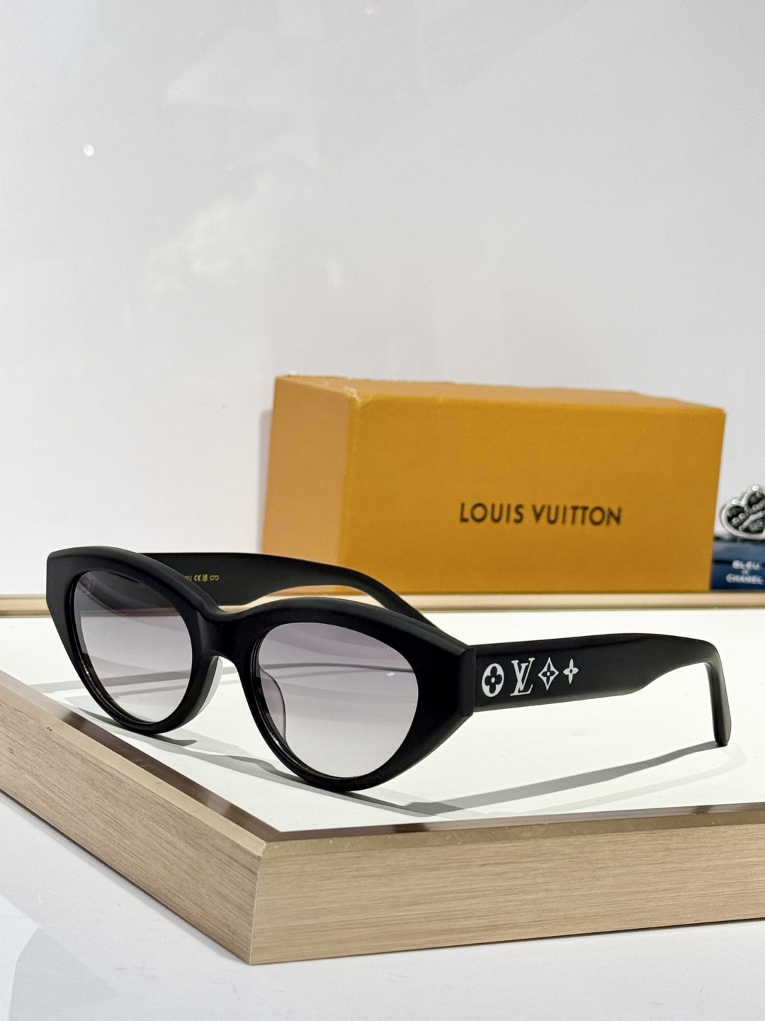  LOUIS VUITTO*
MODEL：Z2680U
SIZE54口19-150

