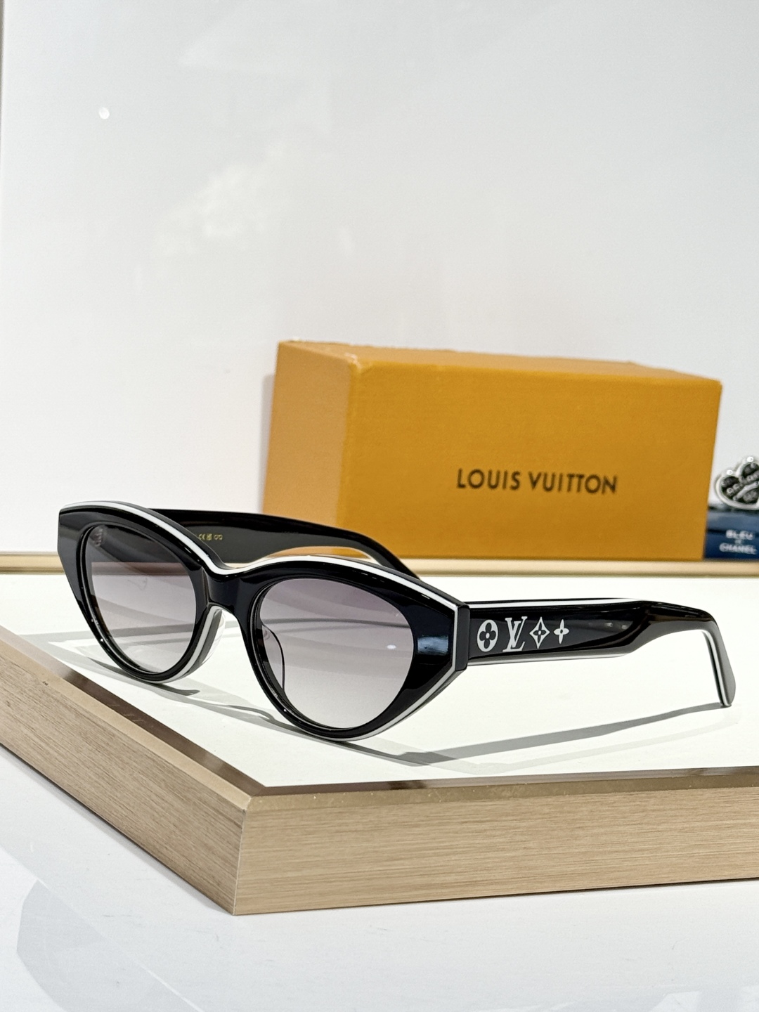  LOUIS VUITTO*
MODEL：Z2680U
SIZE54口19-150

