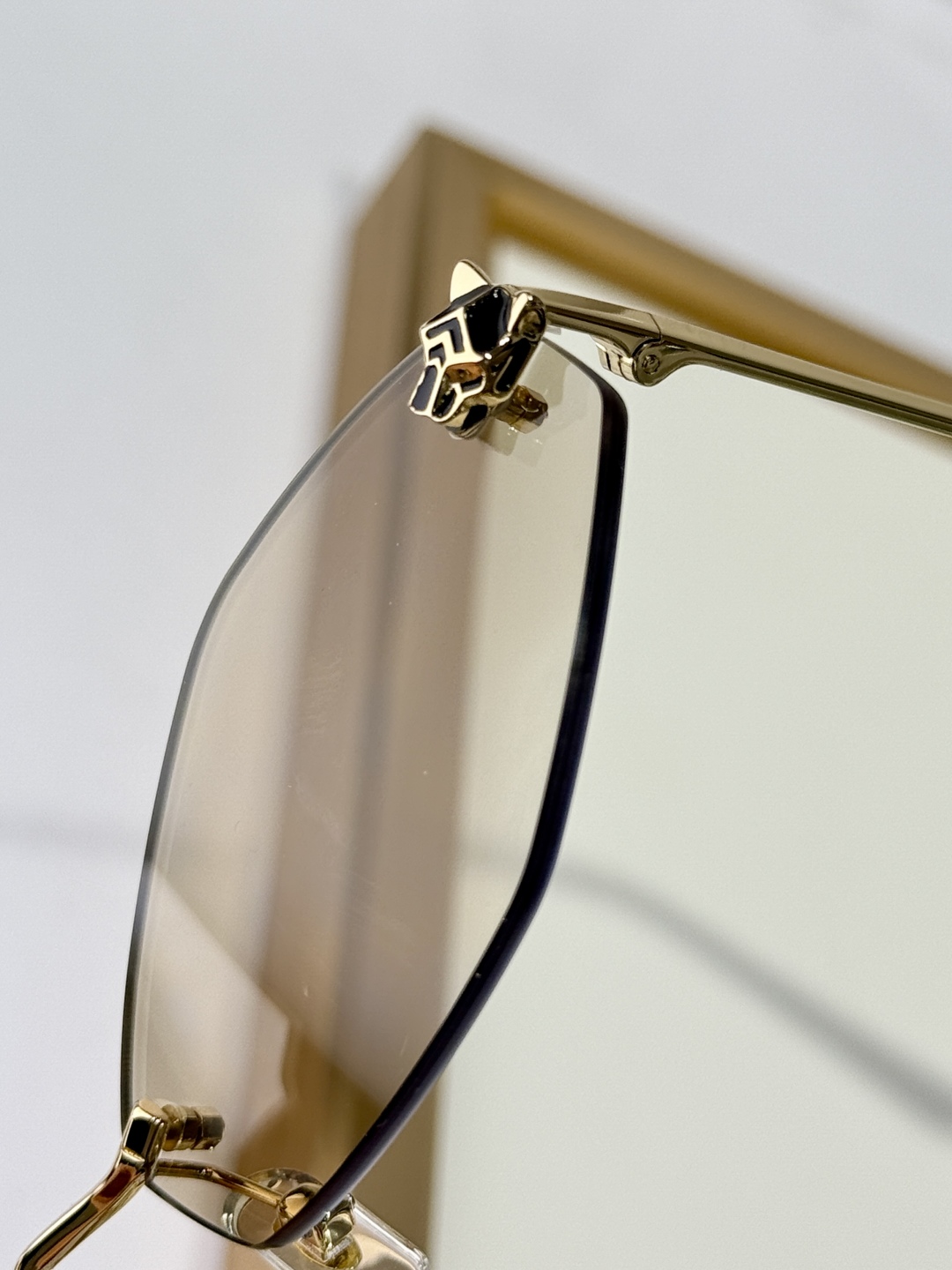  Cartier💘
Mod：CT0433S
Size：55-20-140
专属定制品质
zP 打版
高精
