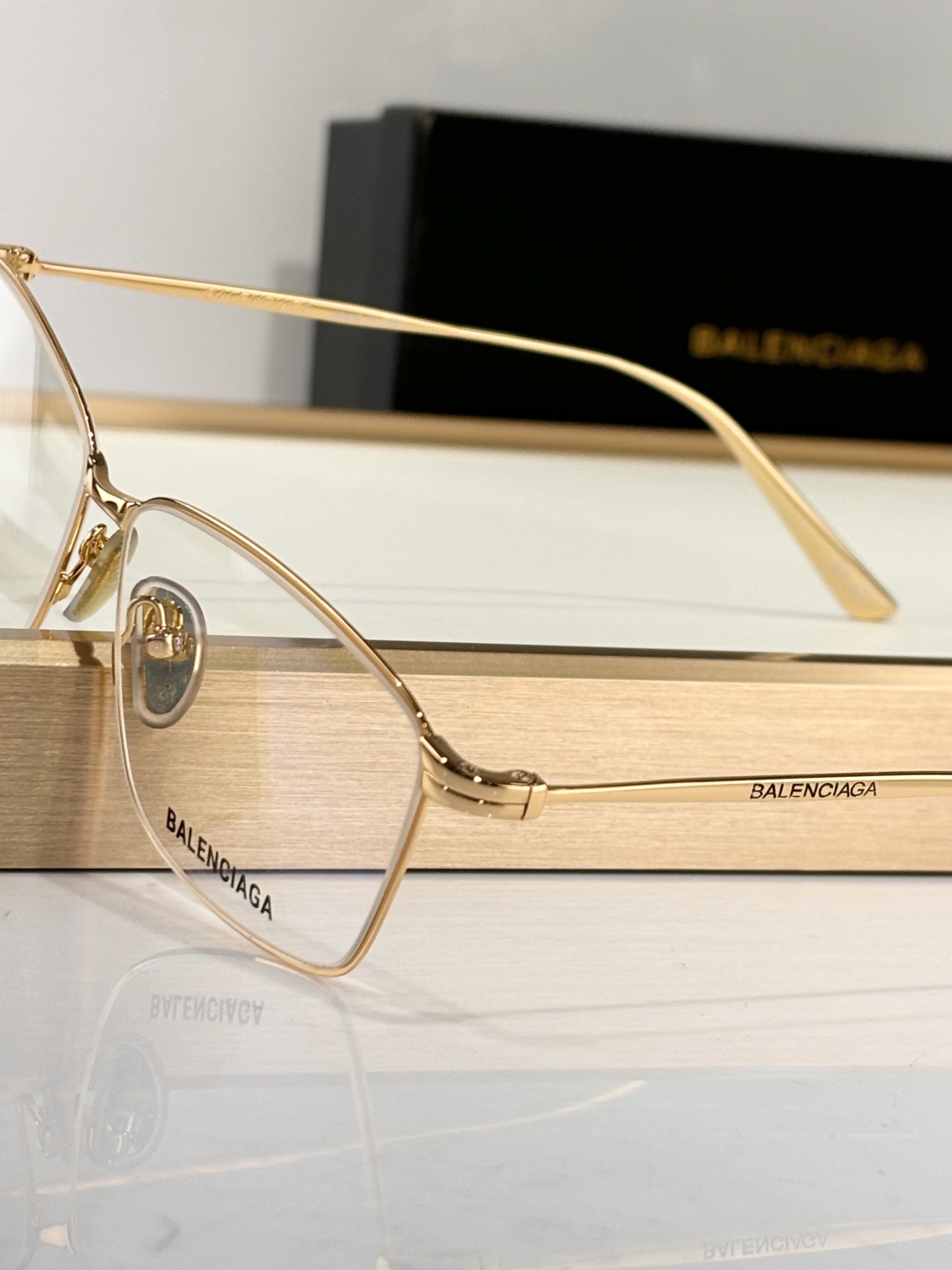  BALENCIAG*
MODEL：BB0415O
SIZE：64口14-145
杨超越同款