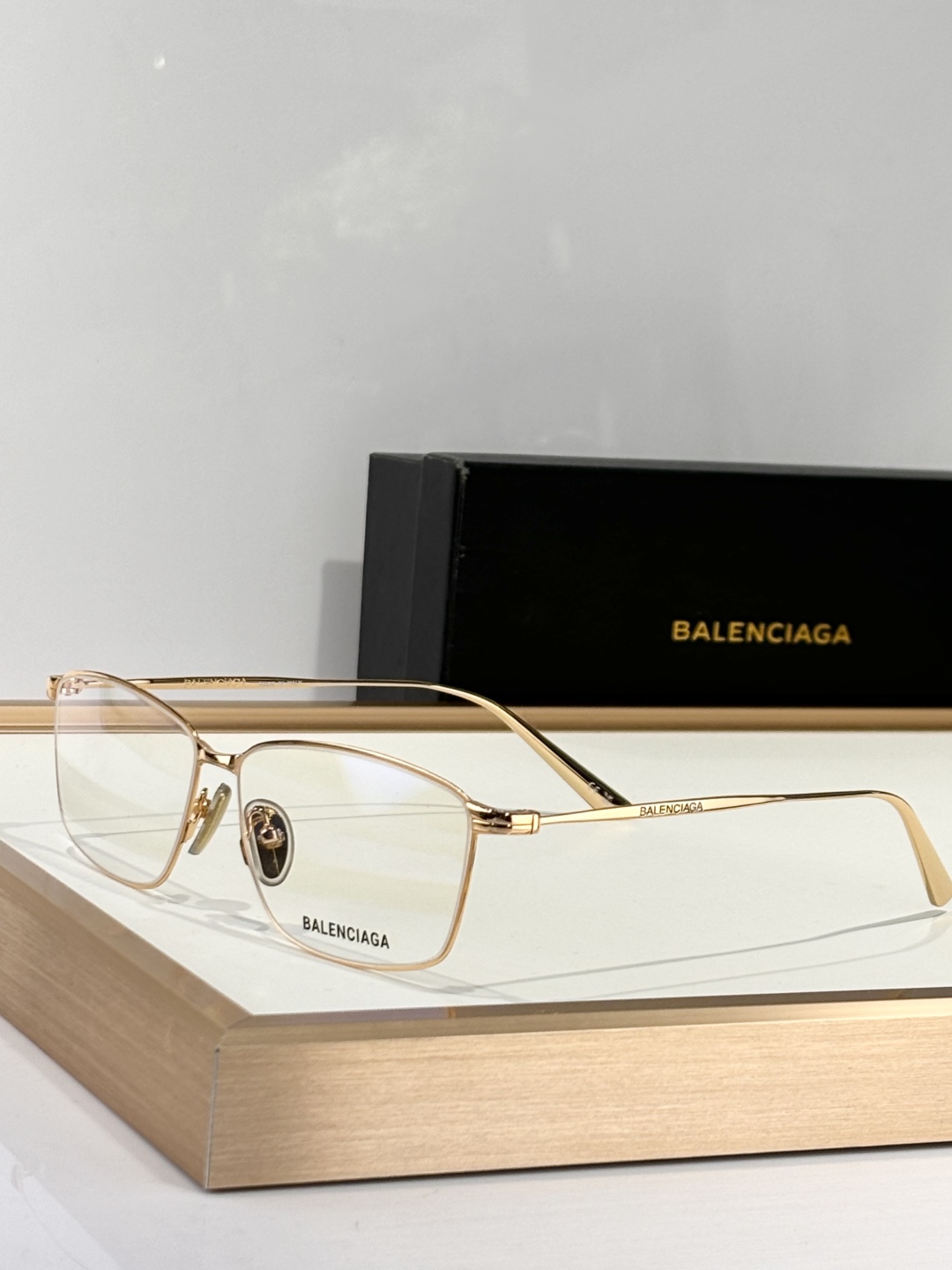  BALENCIAG*
MODEL：BB0415O
SIZE：64口14-145
杨超越同款
