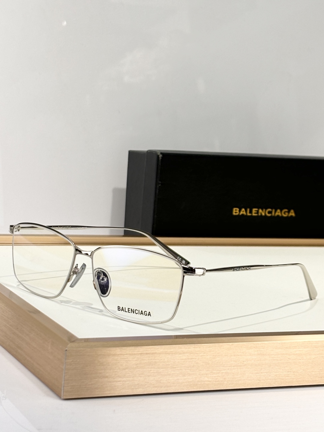 BALENCIAG*
MODEL：BB0415O
SIZE：64口14-145
杨超越同款