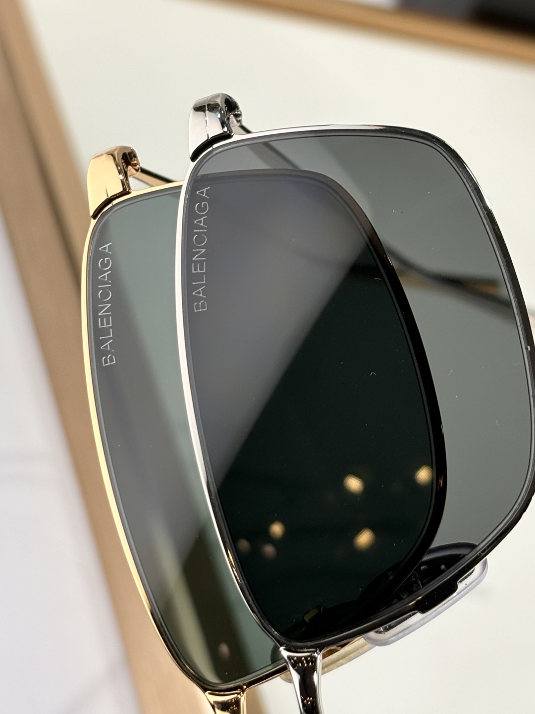  BALENCIAG*
MODEL：BB0415O
SIZE：64口14-145
杨超越同款