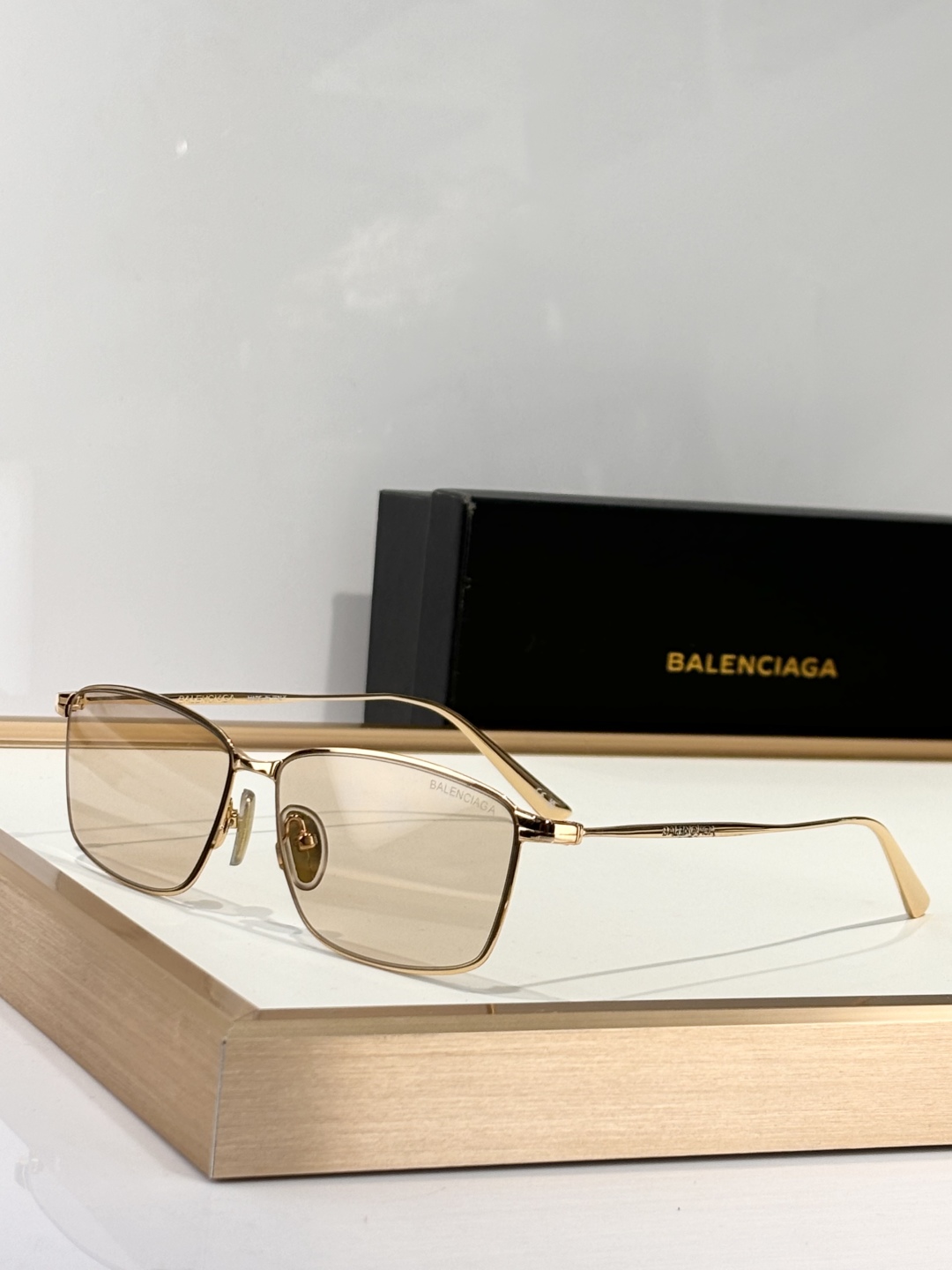  BALENCIAG*
MODEL：BB0415O
SIZE：64口14-145
杨超越同款