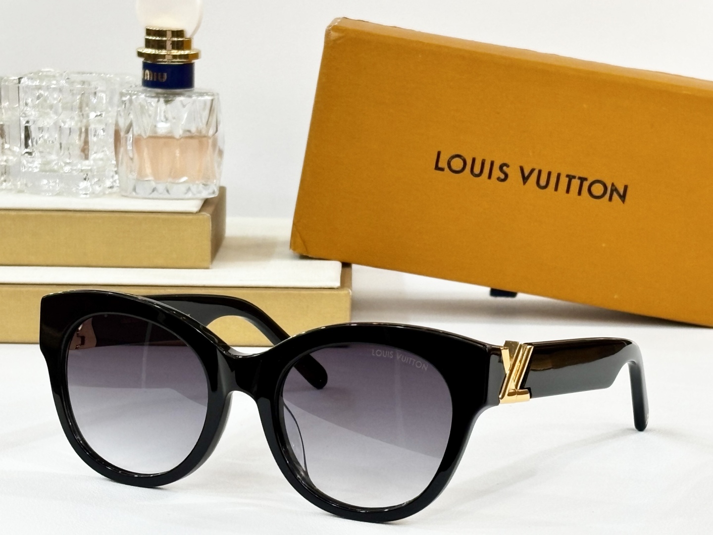 。LOUIS VUITTON
MOD：Z2426E
Size：53口21 140
