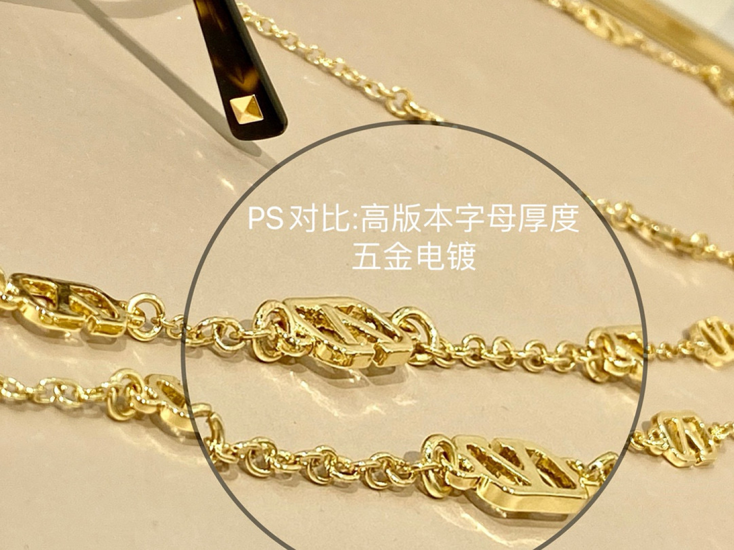  Valentin*VA2040 
独家高版本 好东西全靠同行衬托🌟 
复古小框链条
size：52口2