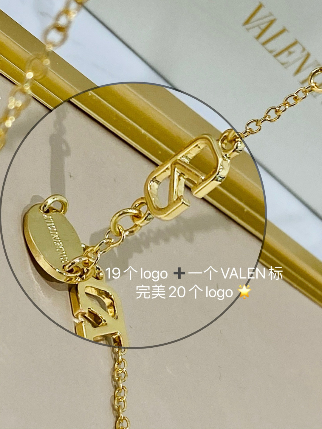  Valentin*VA2040 
独家高版本 好东西全靠同行衬托🌟 
复古小框链条
size：52口2