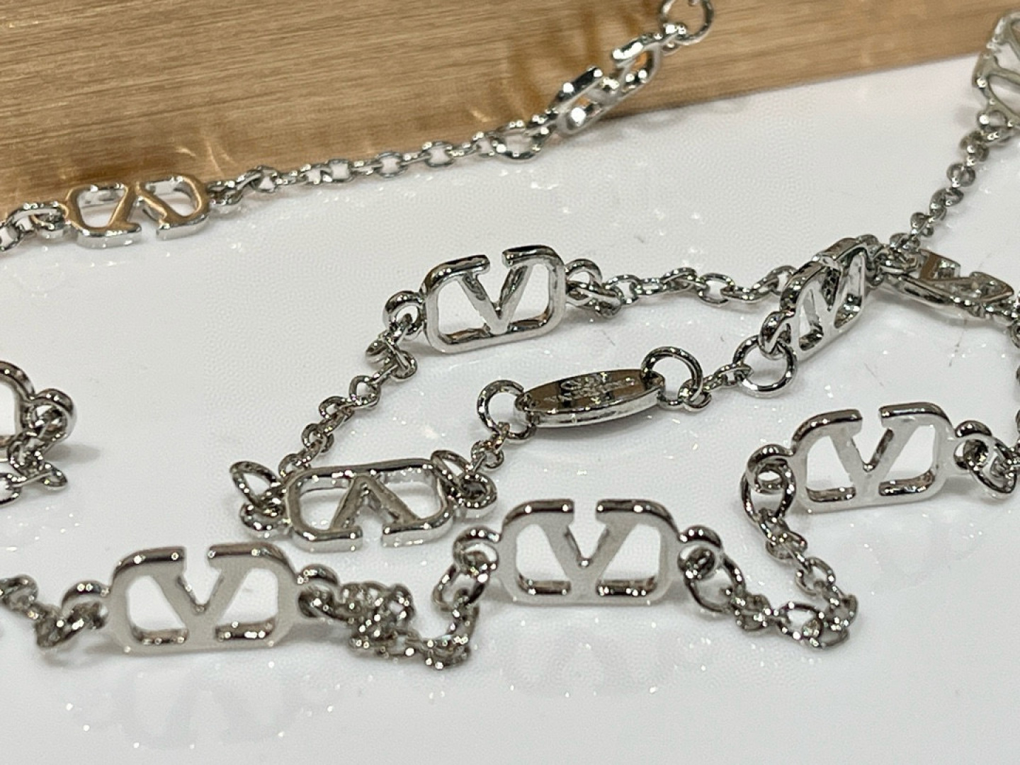  Valentin*VA2040 
独家高版本 好东西全靠同行衬托🌟 
复古小框链条
size：52口2
