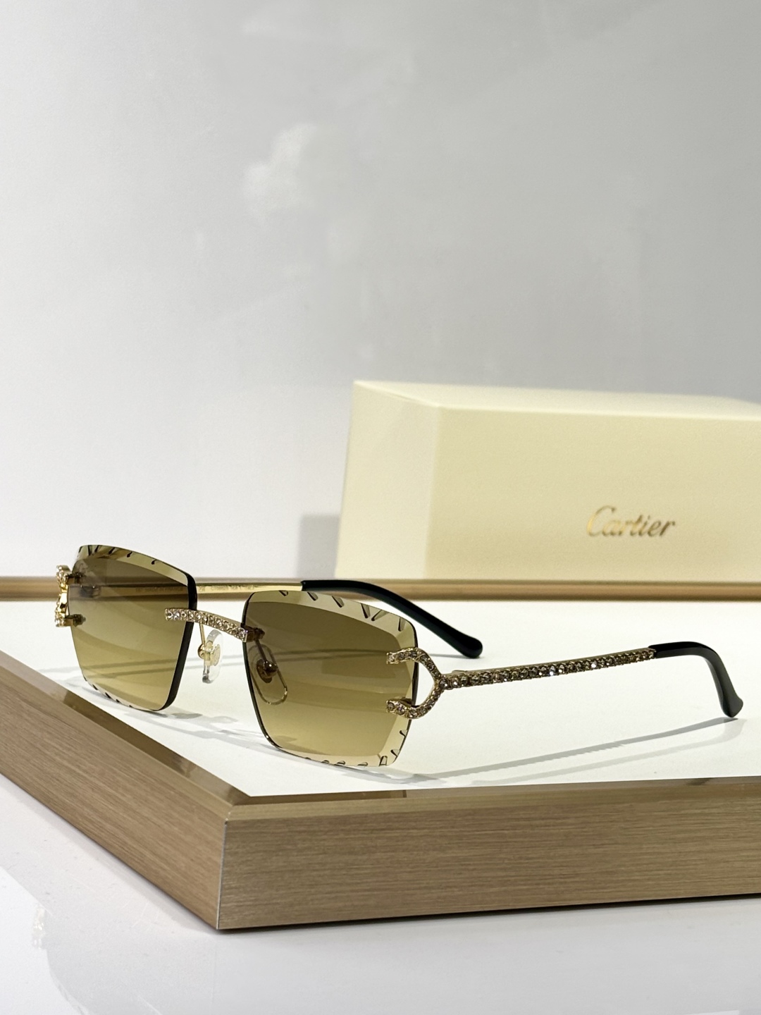  CARTIER
Mod：CT0662S
Size：57-18-145
只和zP比
钻logo
实物绝对