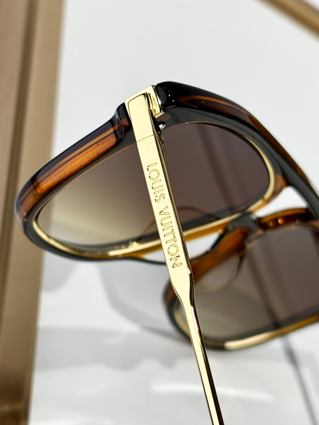 LOUIS VUITTON
MOD：Z2595U
Size：54口17 145

