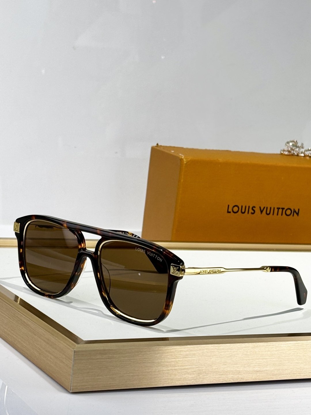  LOUIS VUITTON
MOD：Z2595U
Size：54口17 145
