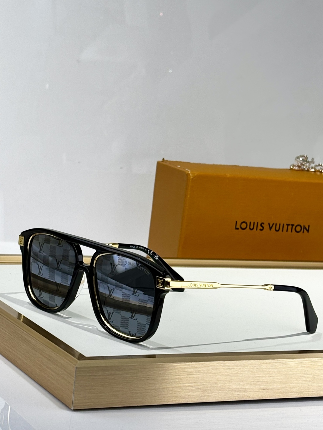  LOUIS VUITTON
MOD：Z2595U
Size：54口17 145

