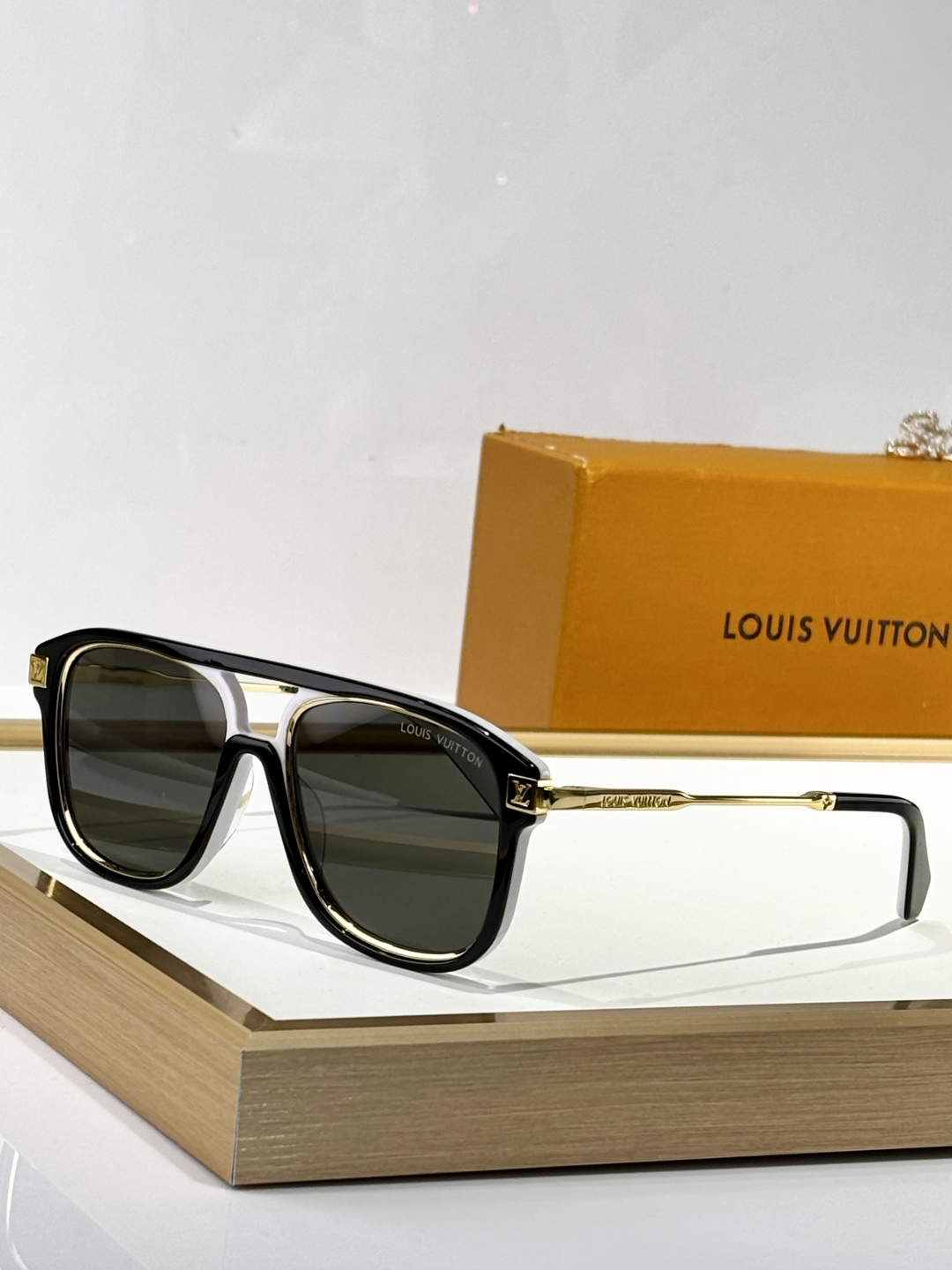  LOUIS VUITTON
MOD：Z2595U
Size：54口17 145
