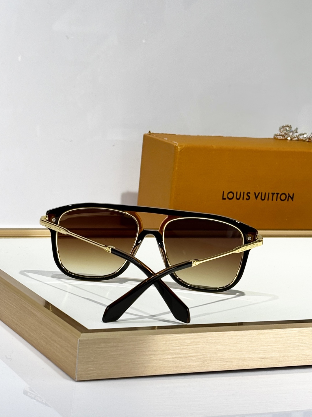  LOUIS VUITTON
MOD：Z2595U
Size：54口17 145
