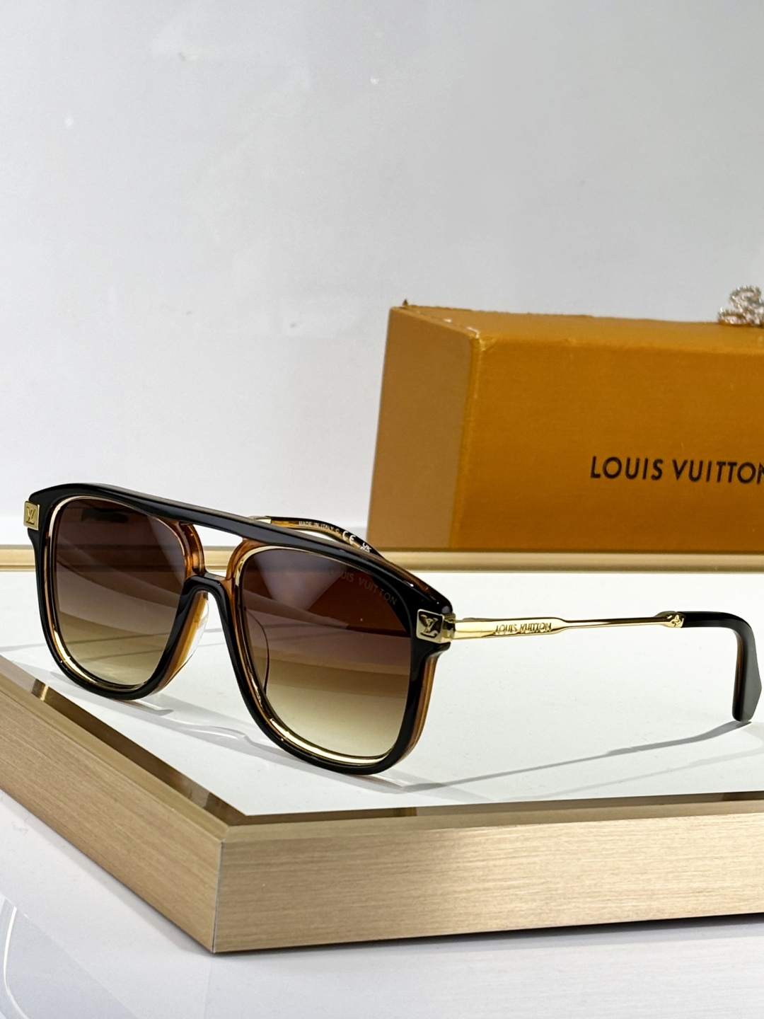  LOUIS VUITTON
MOD：Z2595U
Size：54口17 145
