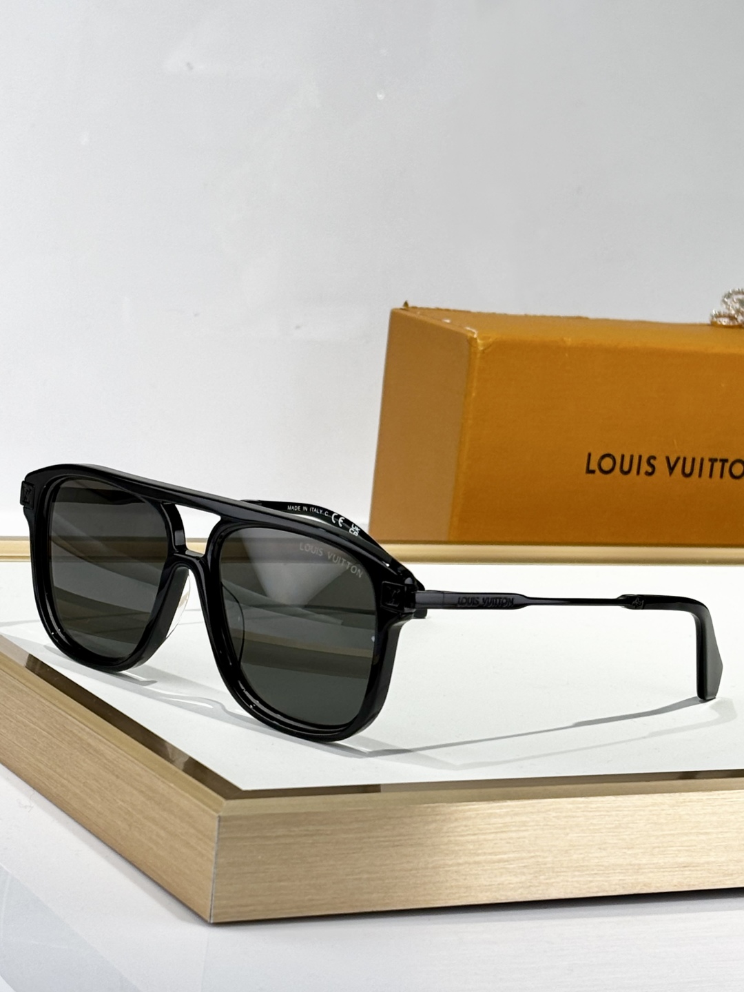  LOUIS VUITTON
MOD：Z2595U
Size：54口17 145
