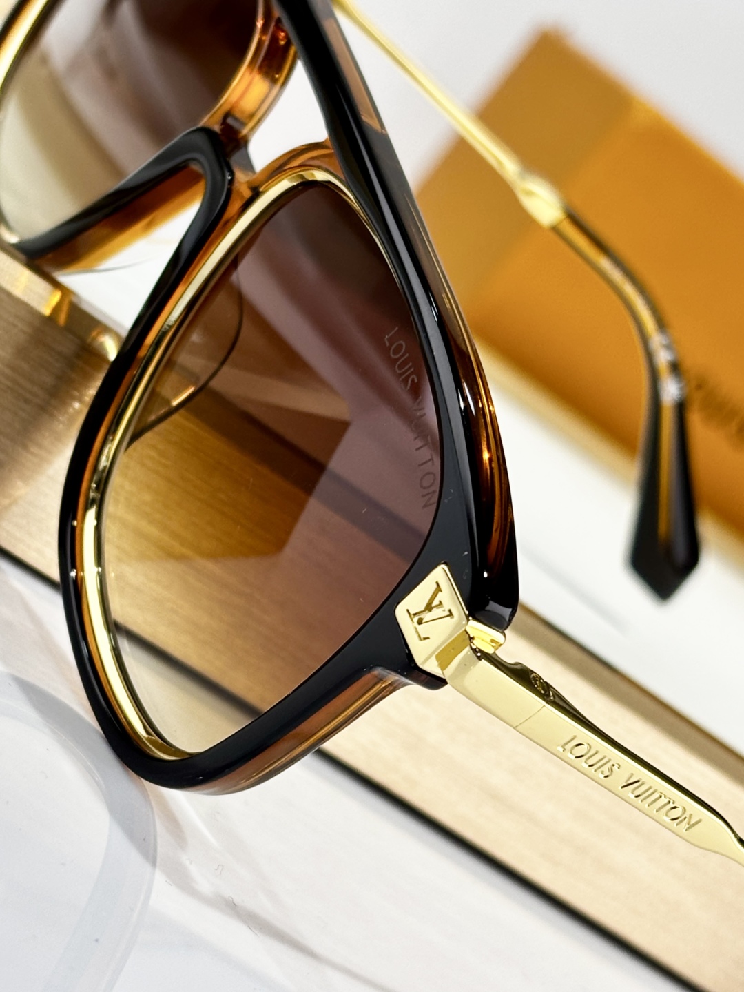  LOUIS VUITTON
MOD：Z2595U
Size：54口17 145
