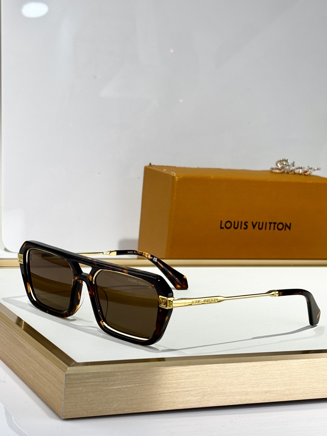  LOUIS VUITTON
MOD：Z2596U
Size：54口18 145
