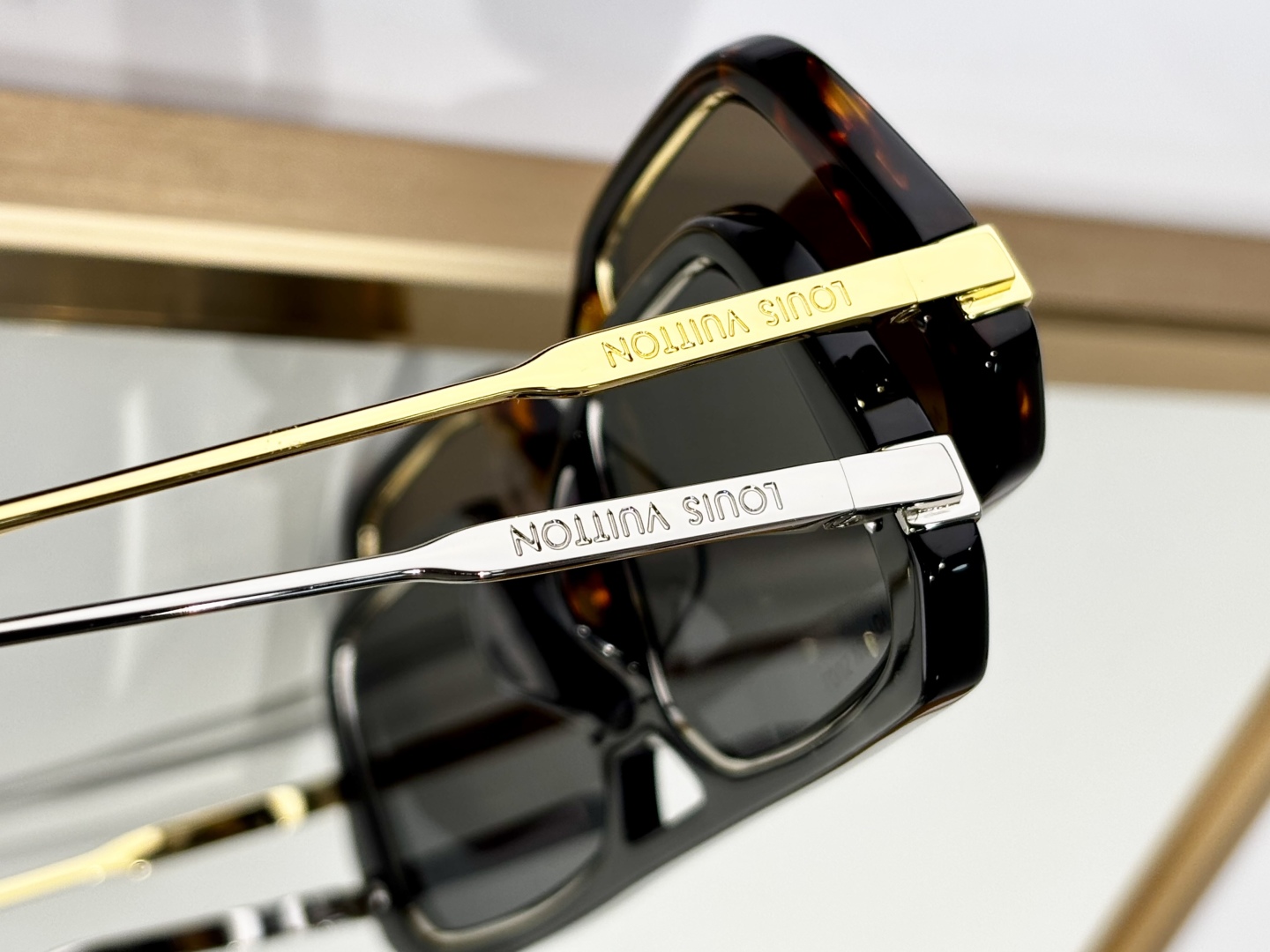  LOUIS VUITTON
MOD：Z2596U
Size：54口18 145
