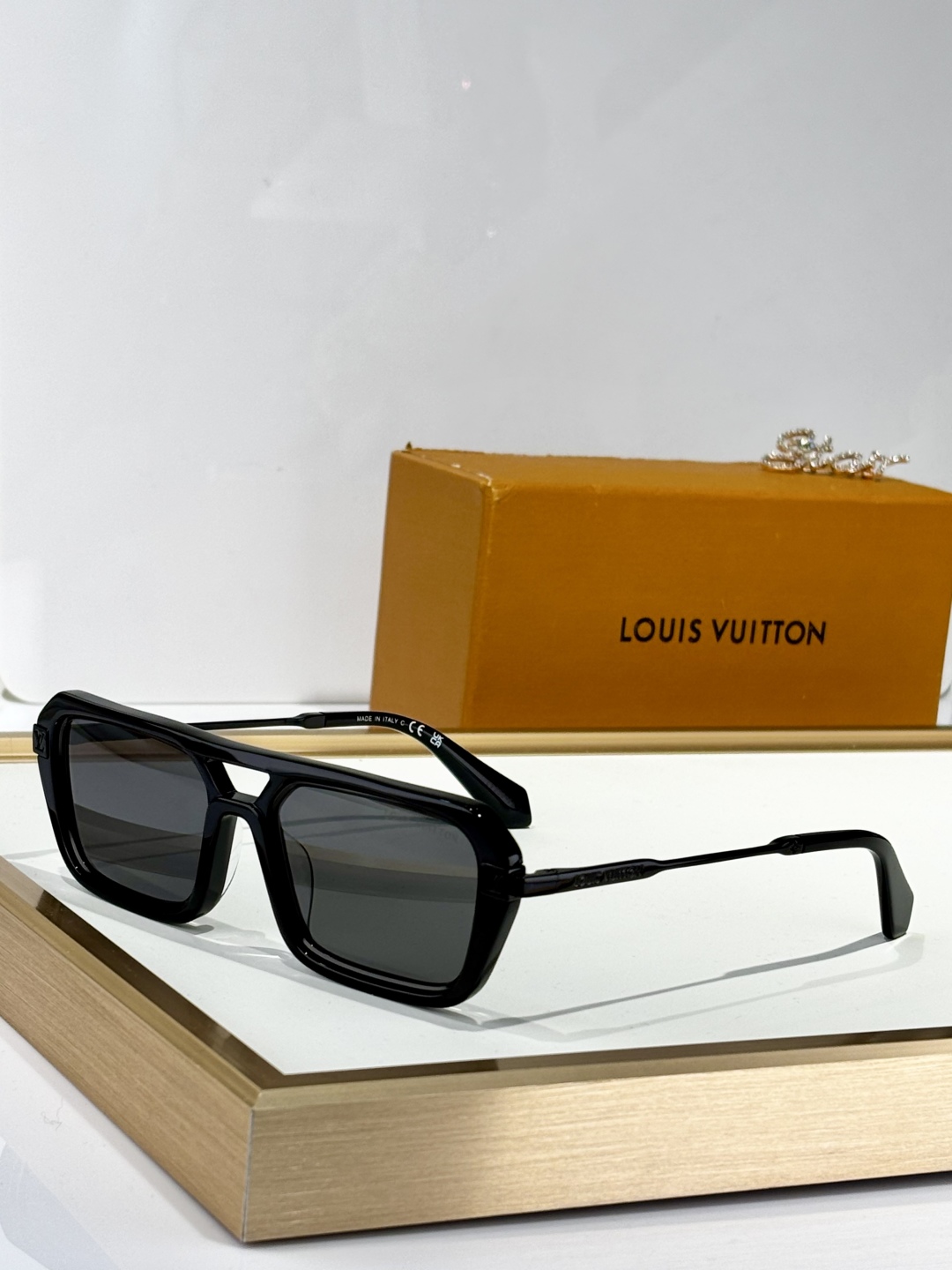  LOUIS VUITTON
MOD：Z2596U
Size：54口18 145
