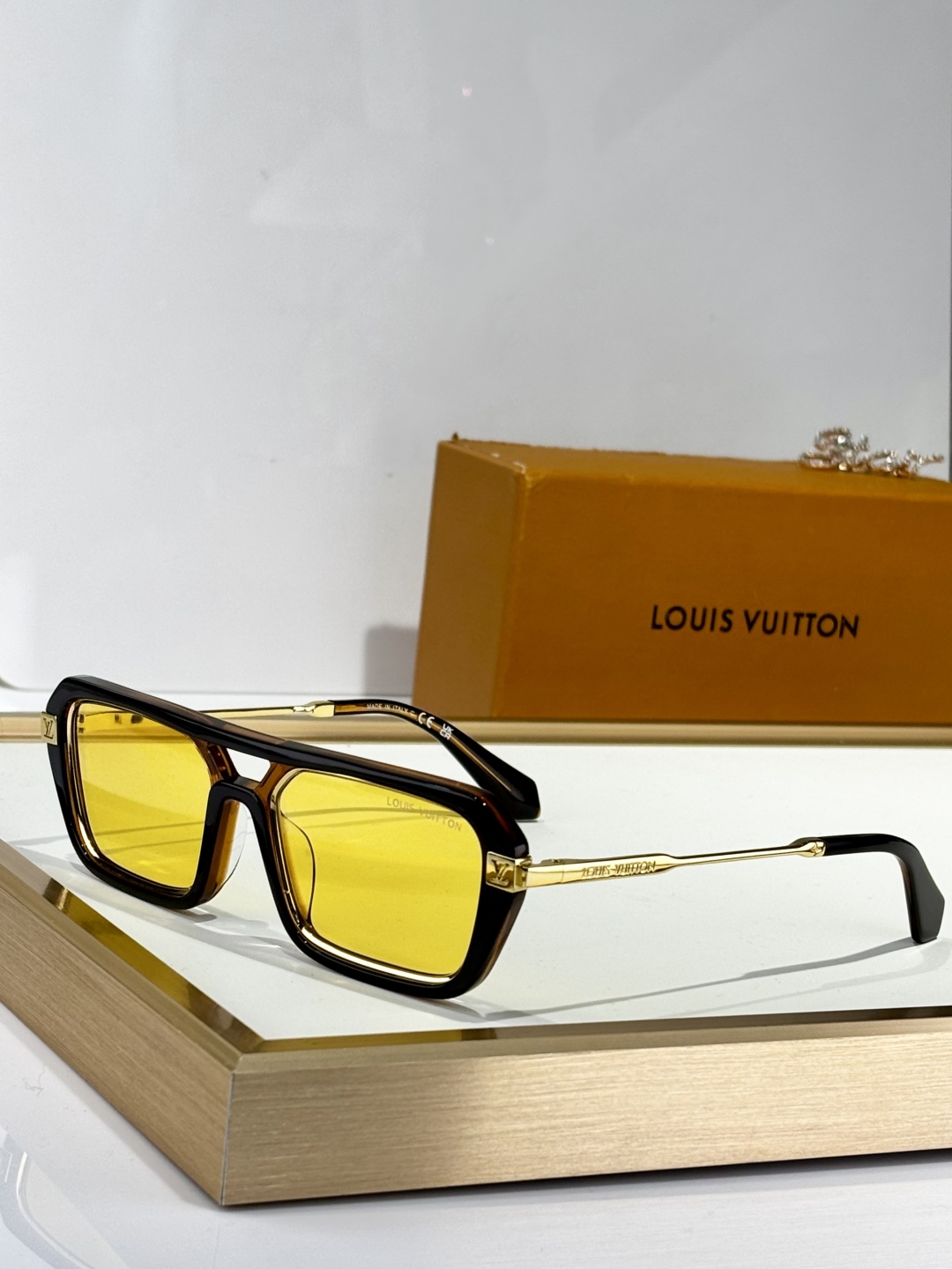  LOUIS VUITTON
MOD：Z2596U
Size：54口18 145
