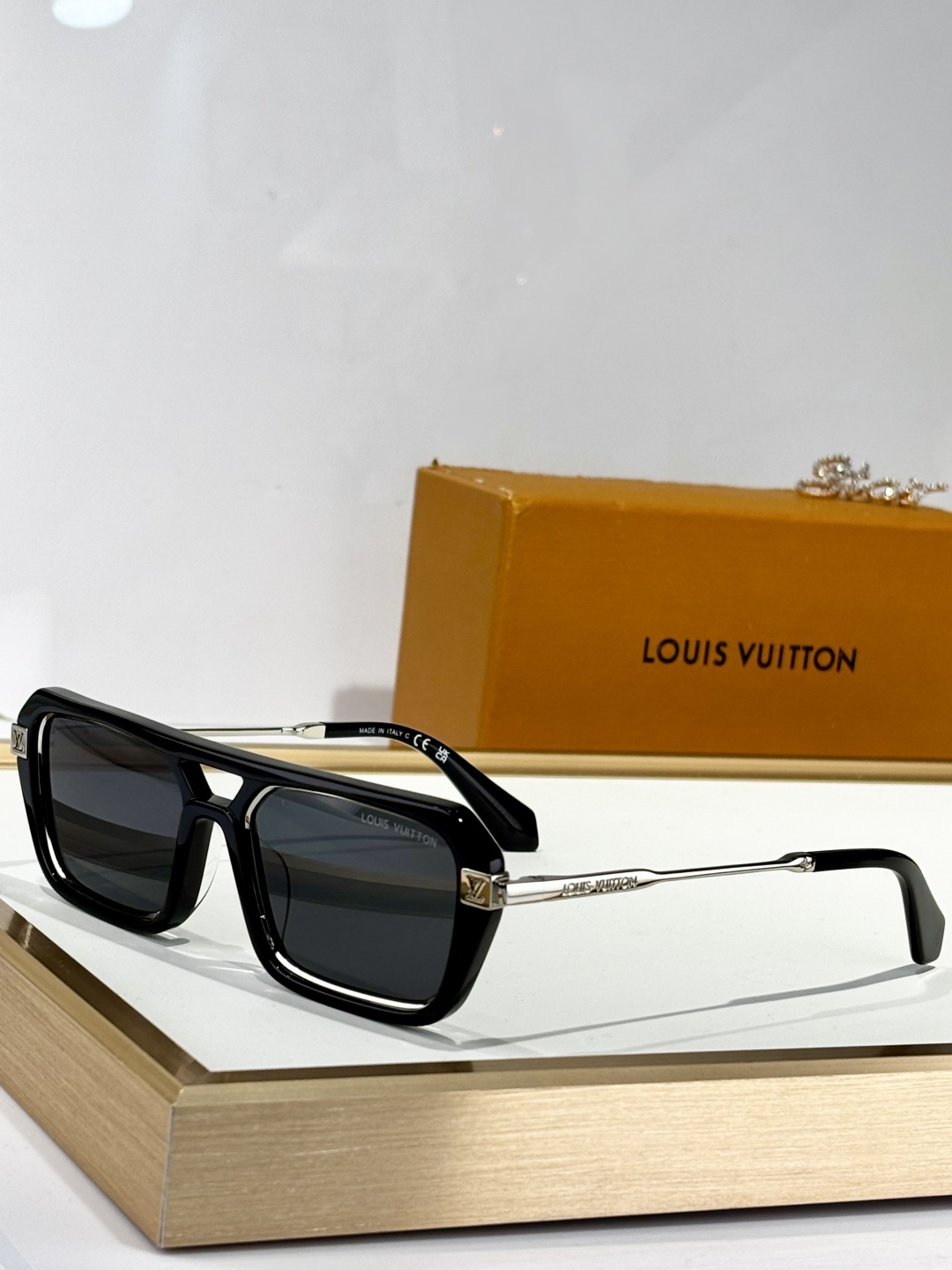  LOUIS VUITTON
MOD：Z2596U
Size：54口18 145
