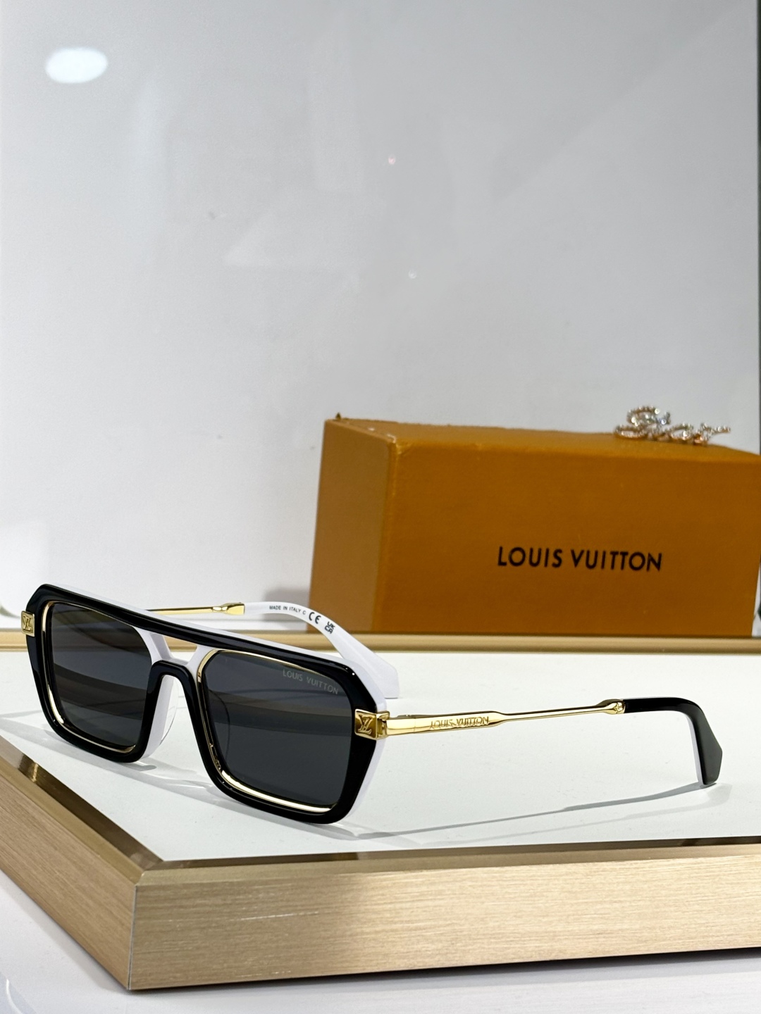  LOUIS VUITTON
MOD：Z2596U
Size：54口18 145

