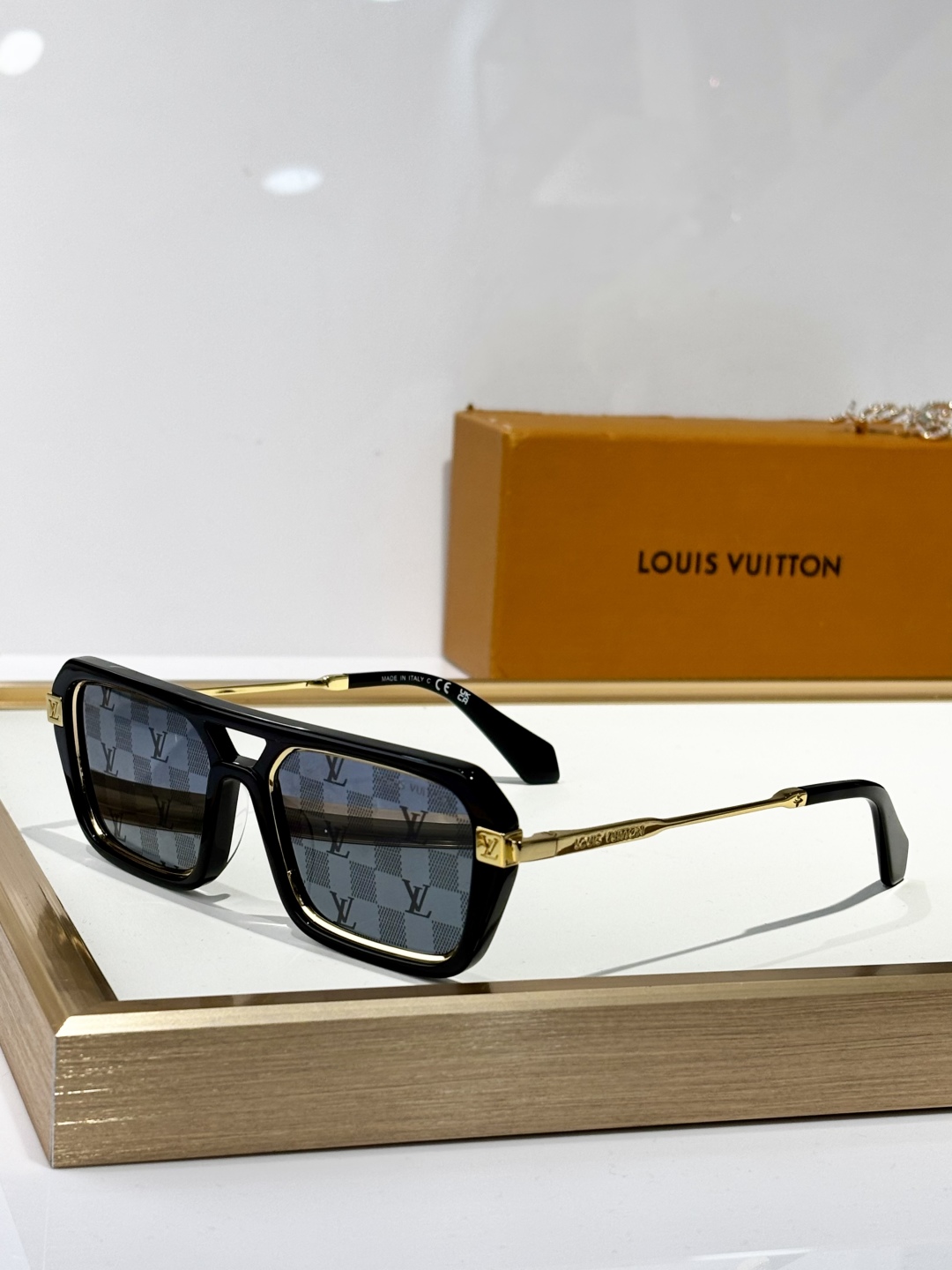  LOUIS VUITTON
MOD：Z2596U
Size：54口18 145
