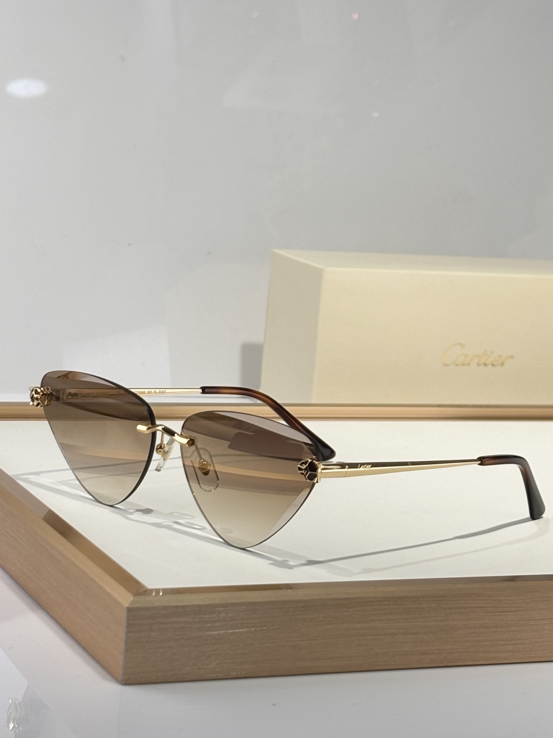 Photo chromic lenes 
ToP quality 
Cartier
CT0399S
si