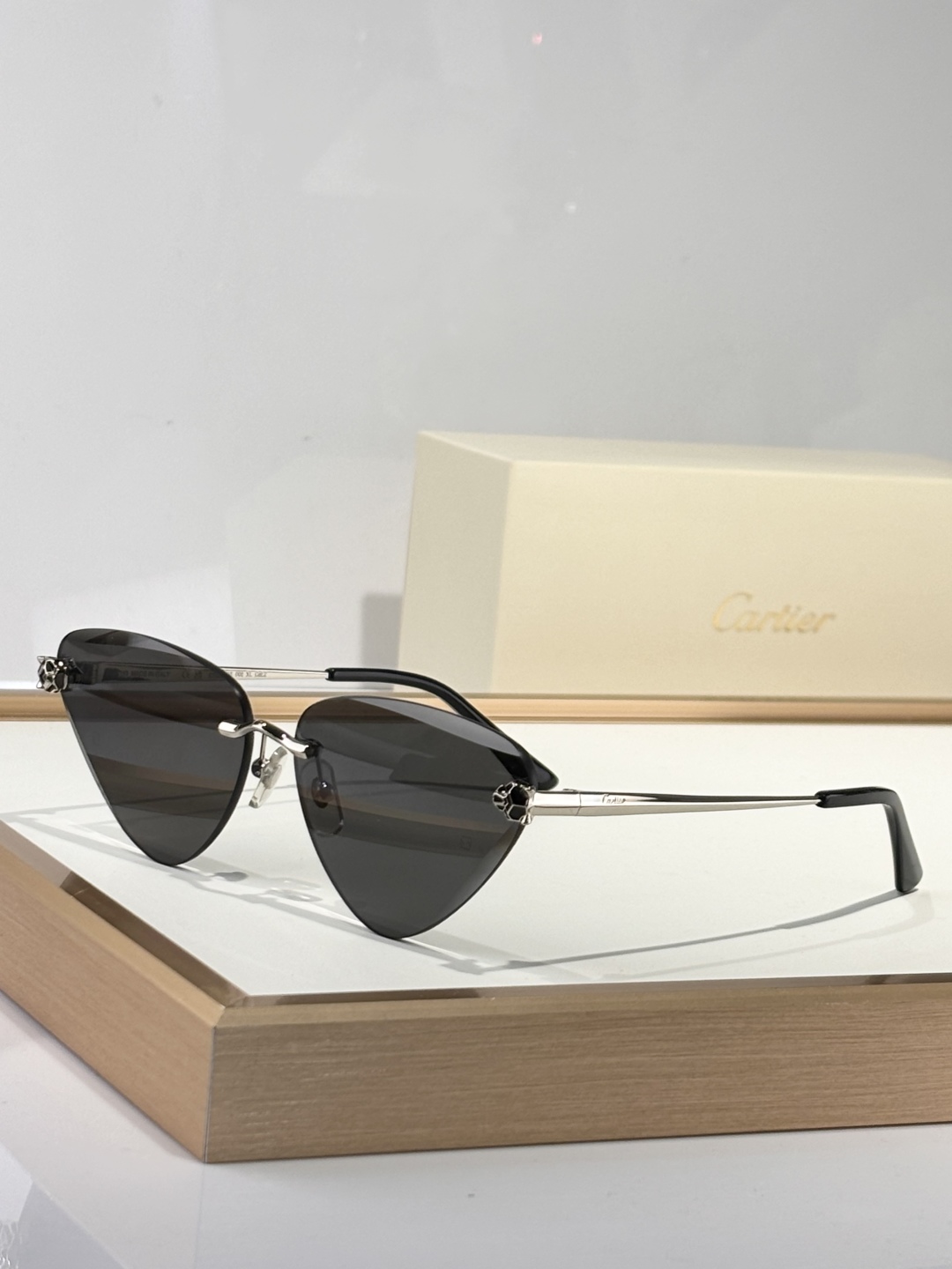 Photo chromic lenes 
ToP quality 
Cartier
CT0399S
si