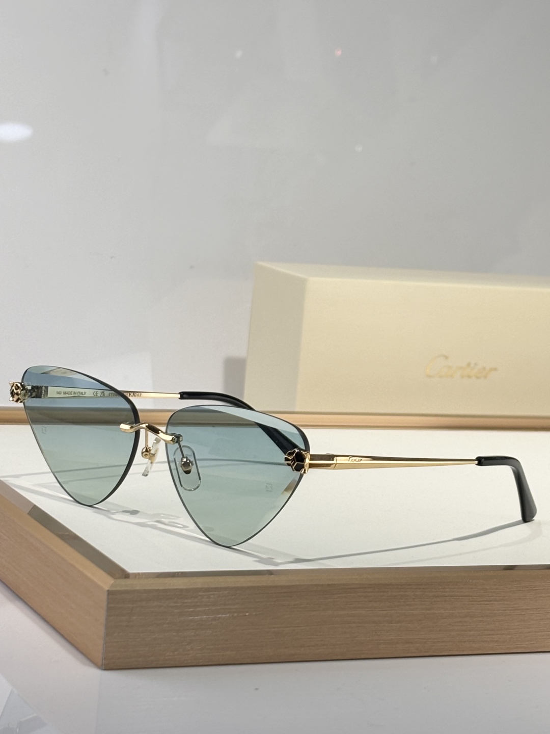 Photo chromic lenes 
ToP quality 
Cartier
CT0399S
si