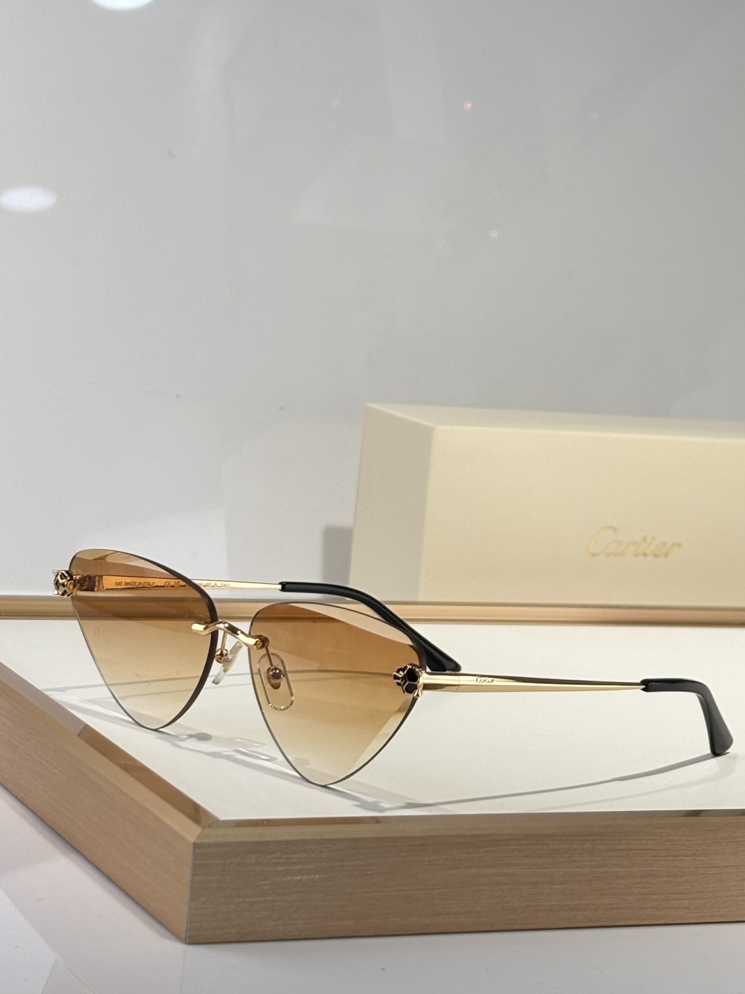 Photo chromic lenes 
ToP quality 
Cartier
CT0399S
si