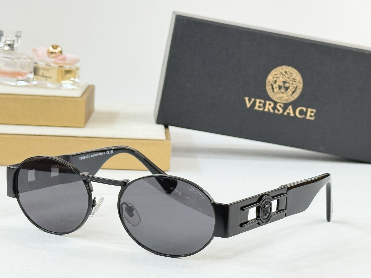 磨砂五金质感更高级
Versace
VE2264
Size54-21-145
