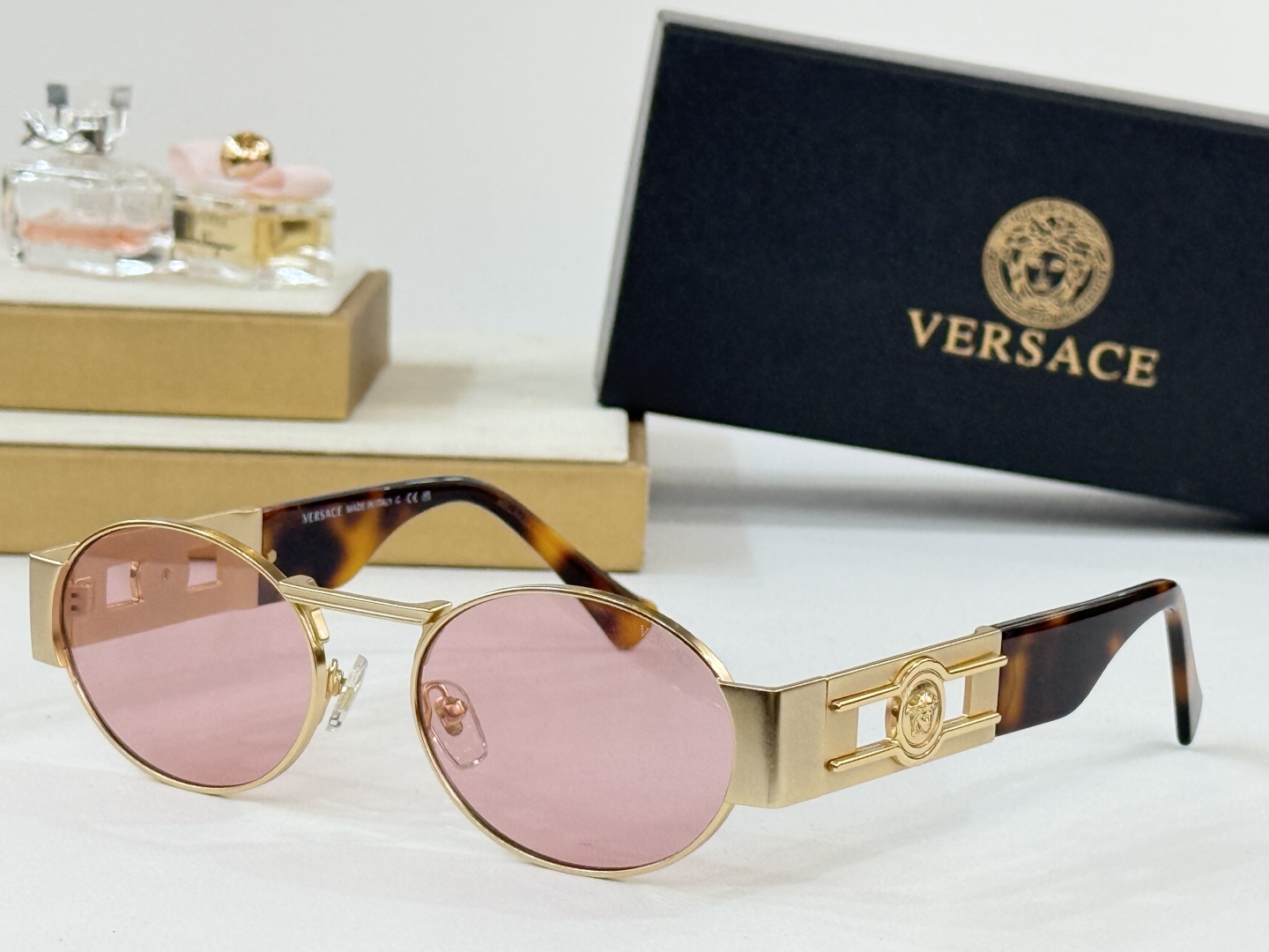  磨砂五金质感更高级
Versace
VE2264
Size54-21-145
