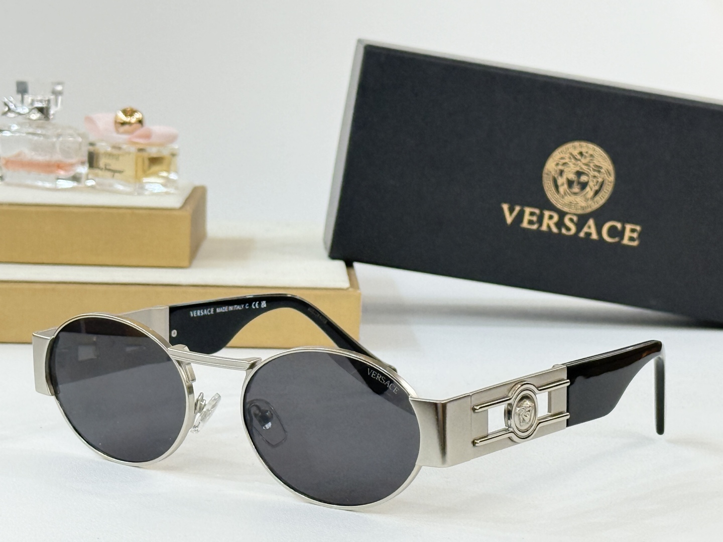  磨砂五金质感更高级
Versace
VE2264
Size54-21-145
