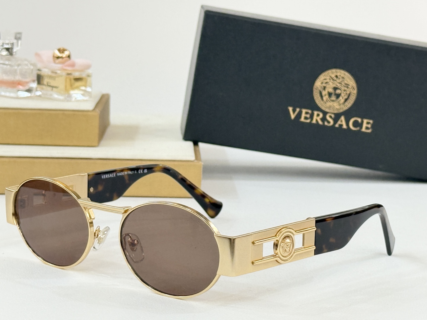  磨砂五金质感更高级
Versace
VE2264
Size54-21-145
