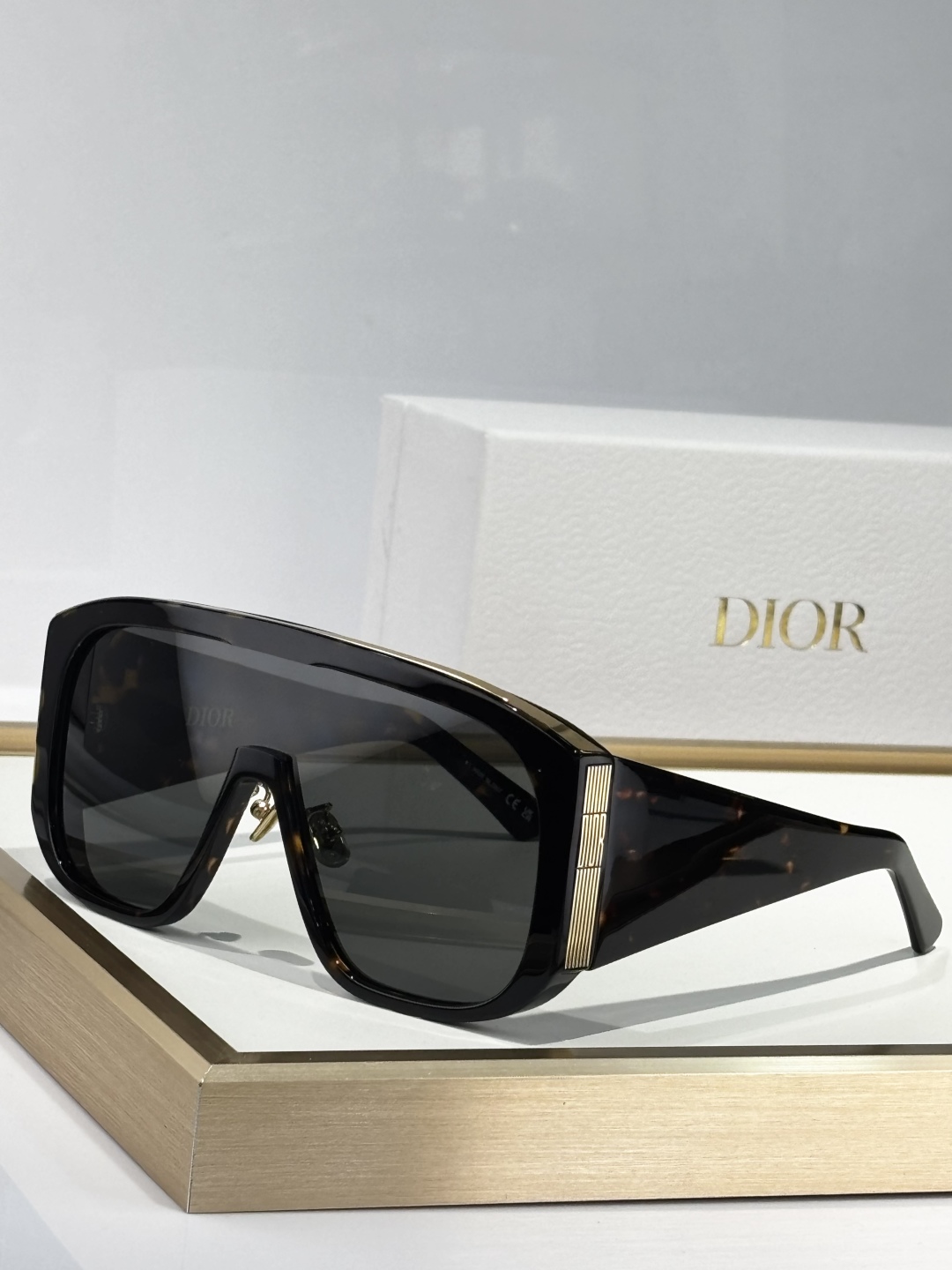  Oversized 
DIO*
MODEL：DiorGraPhique  M2N
SIZE：135口1