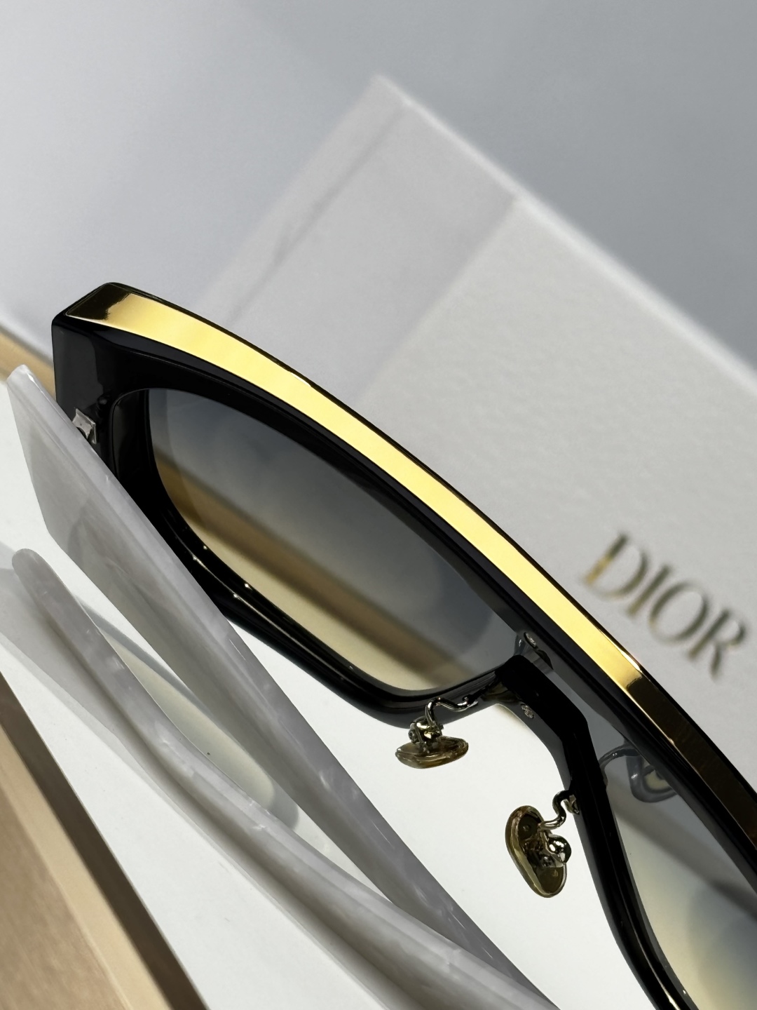  Oversized 
DIO*
MODEL：DiorGraPhique  M2N
SIZE：135口1