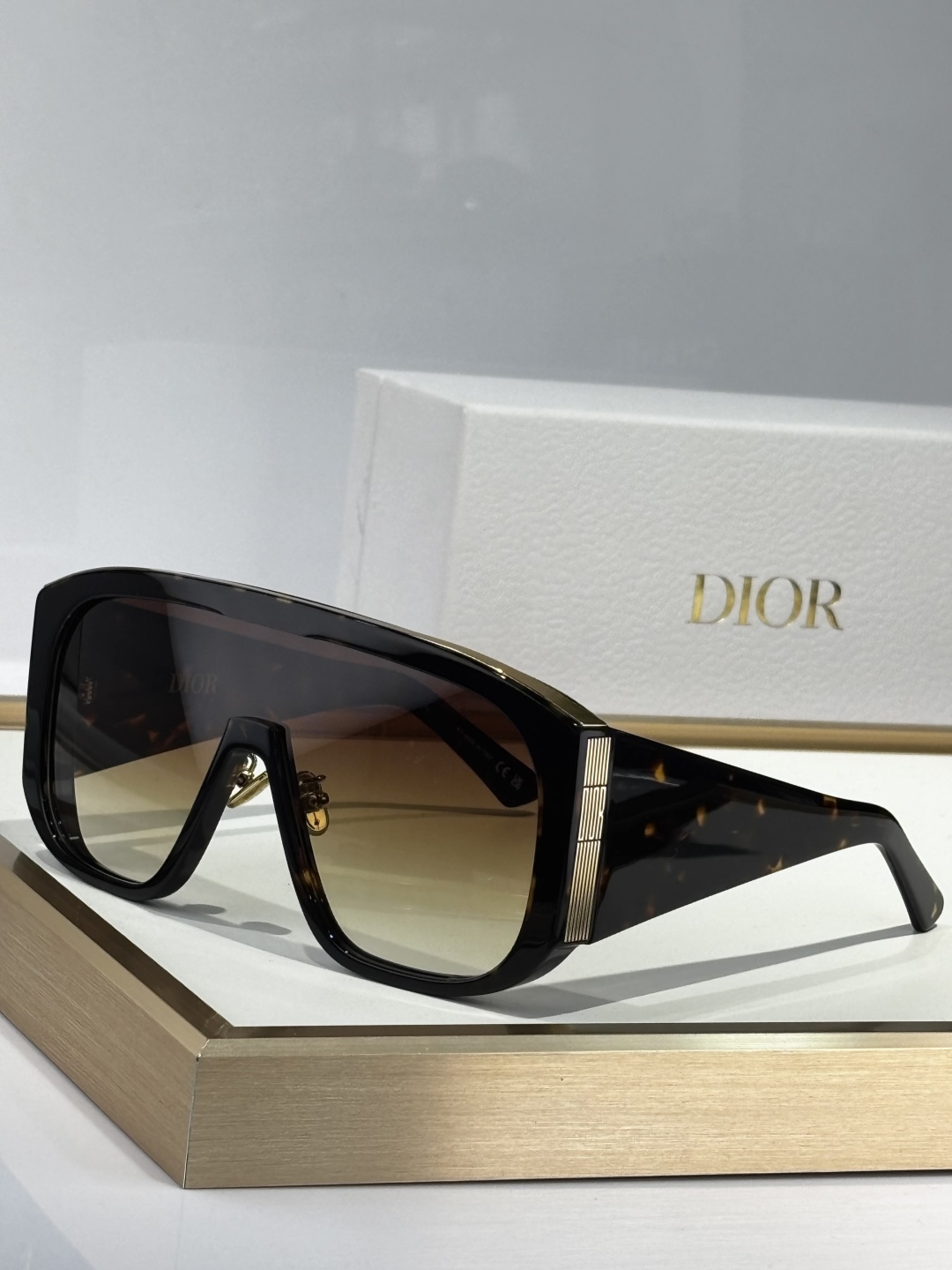  Oversized 
DIO*
MODEL：DiorGraPhique  M2N
SIZE：135口1