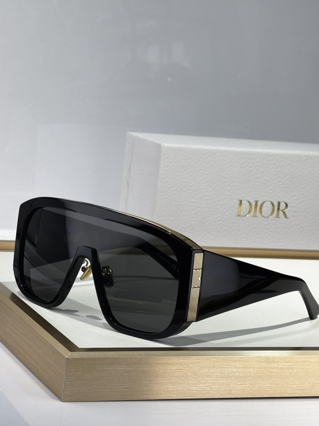  Oversized 
DIO*
MODEL：DiorGraPhique  M2N
SIZE：135口1
