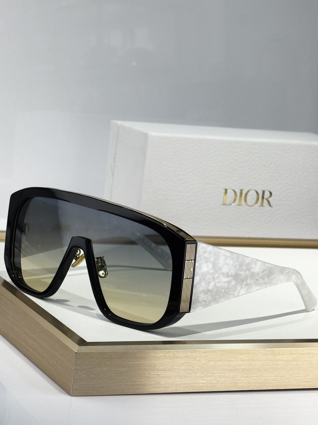  Oversized 
DIO*
MODEL：DiorGraPhique  M2N
SIZE：135口1