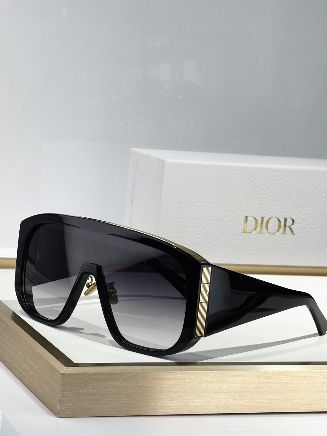  Oversized 
DIO*
MODEL：DiorGraPhique  M2N
SIZE：135口1