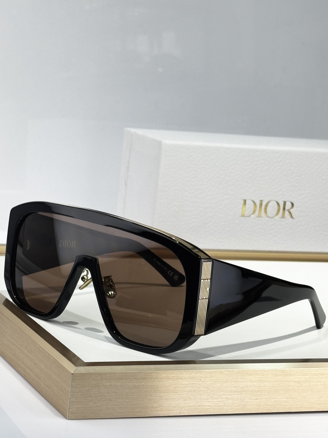  Oversized 
DIO*
MODEL：DiorGraPhique  M2N
SIZE：135口1