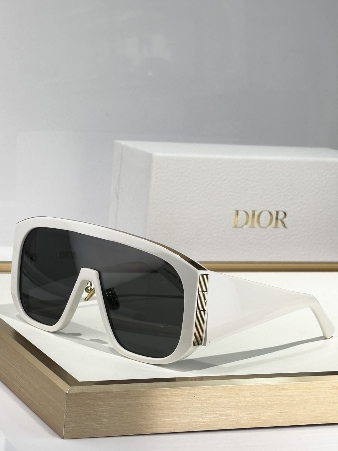  Oversized 
DIO*
MODEL：DiorGraPhique  M2N
SIZE：135口1