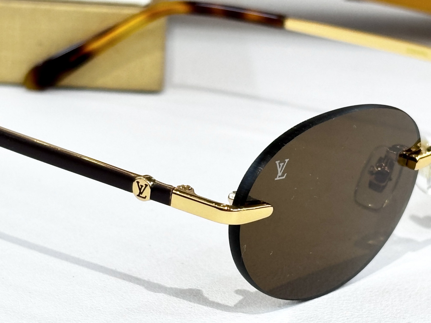  LOUIS VUITTO*
MOD：Z2040U
Size：55口17 143
