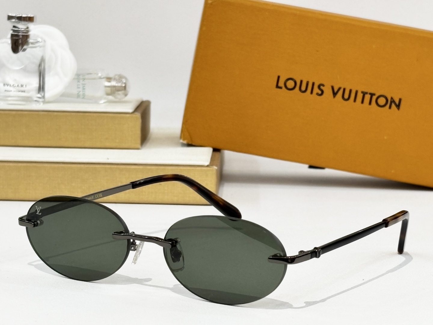  LOUIS VUITTO*
MOD：Z2040U
Size：55口17 143
