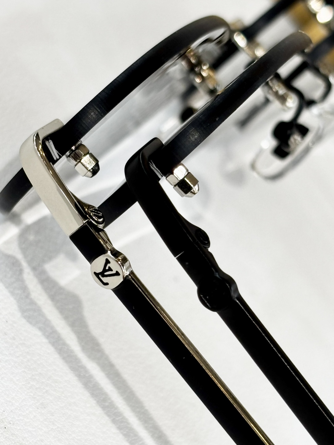  LOUIS VUITTO*
MOD：Z2040U
Size：55口17 143
