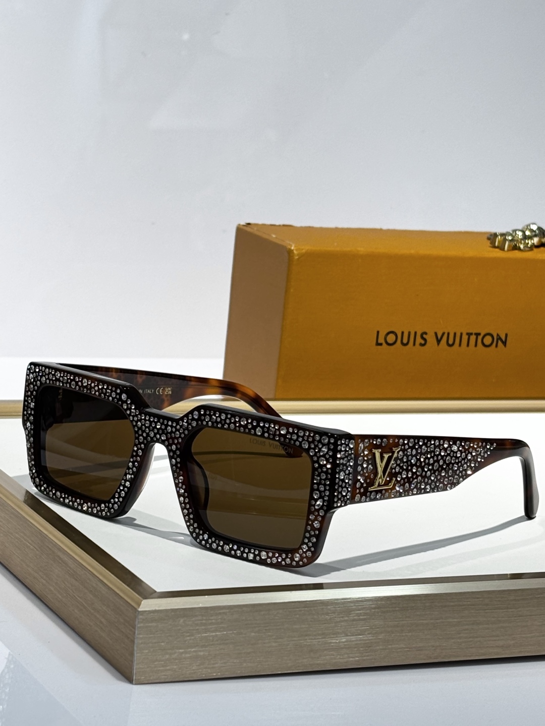  LOUIS VUITTO*
MOD：Z2396E
Size：54口22 145
