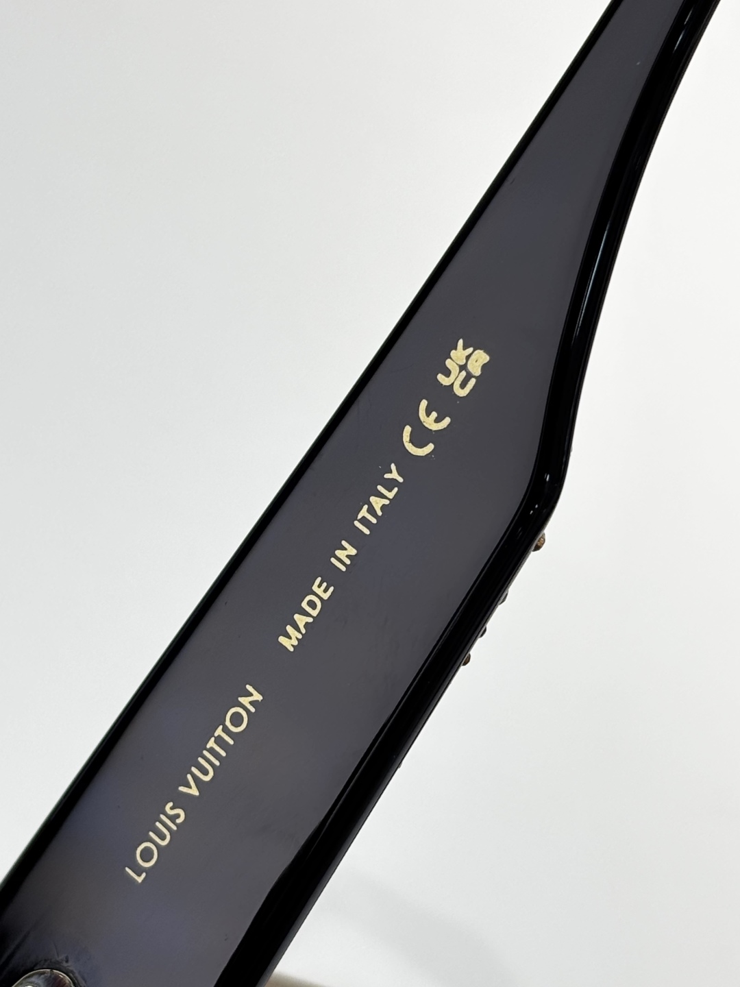  LOUIS VUITTO*
MOD：Z2396E
Size：54口22 145
