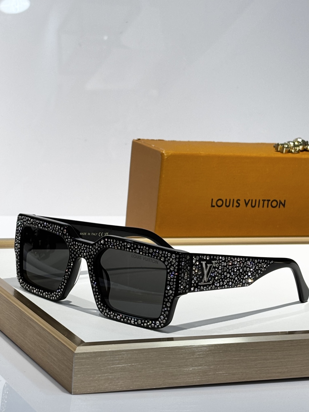  LOUIS VUITTO*
MOD：Z2396E
Size：54口22 145
